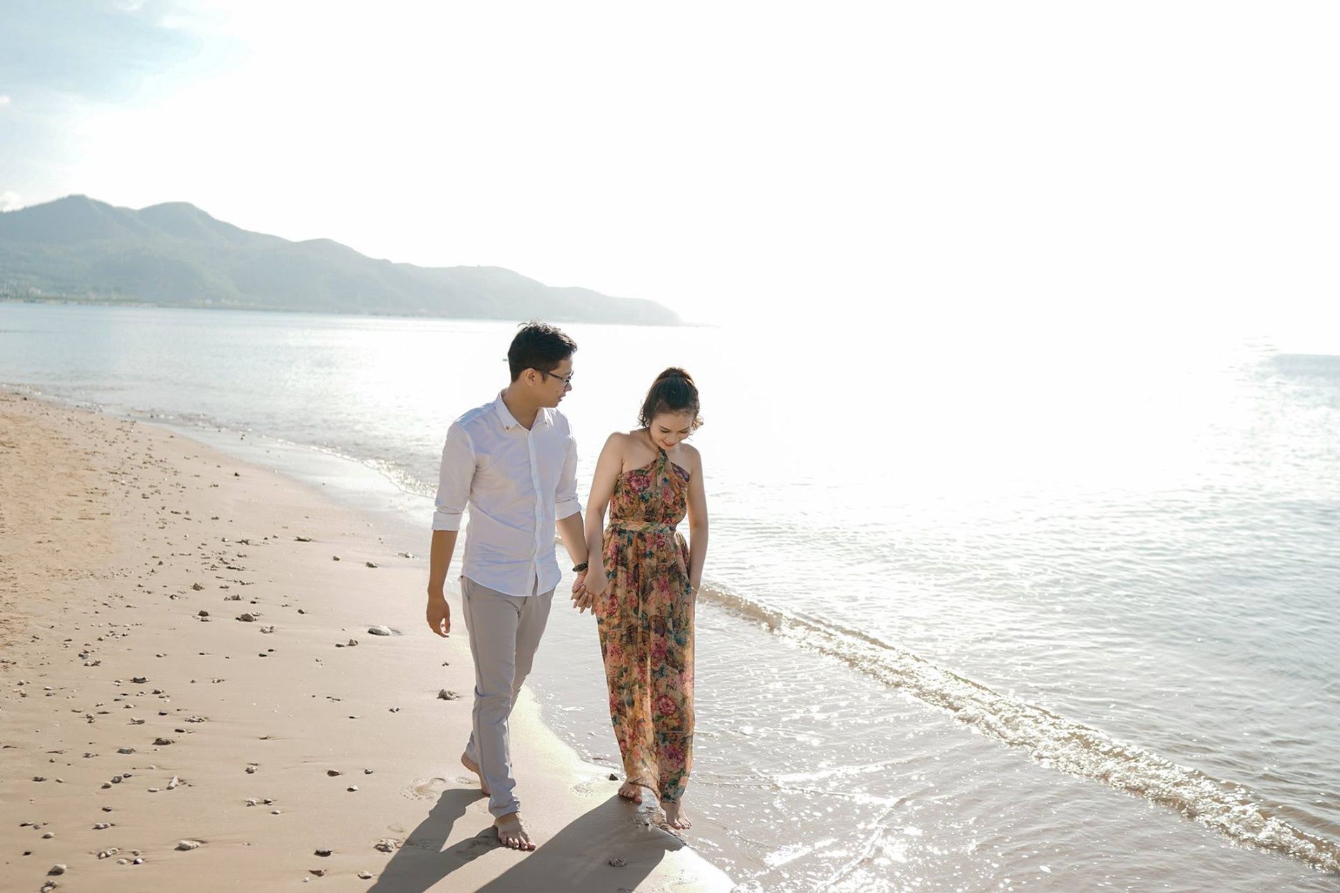 Ảnh cùng nắm tay nhau đi dạo bờ biển