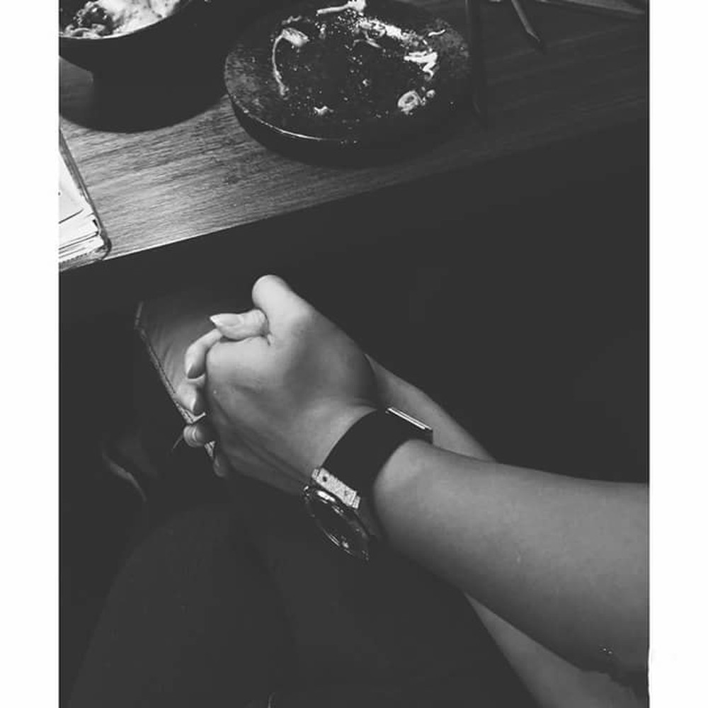 Ảnh đẹp ngồi bên nhau nắm tay nhau