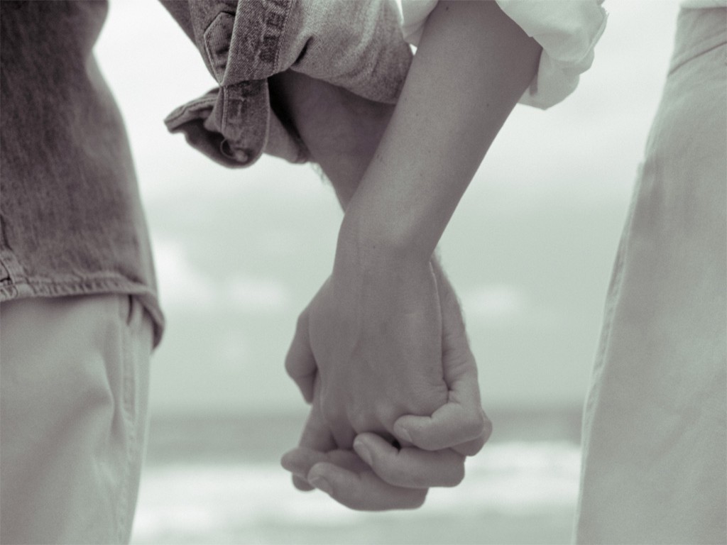 Hình ảnh anh và em đan tay nhau