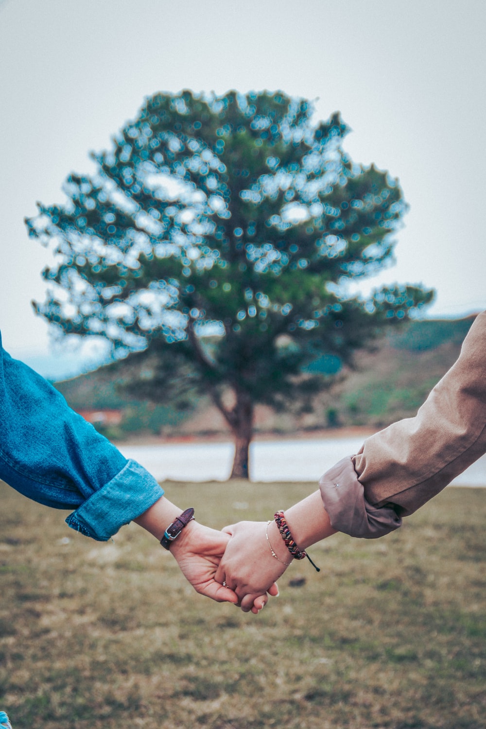 Hình ảnh anh và em trong tay nhau