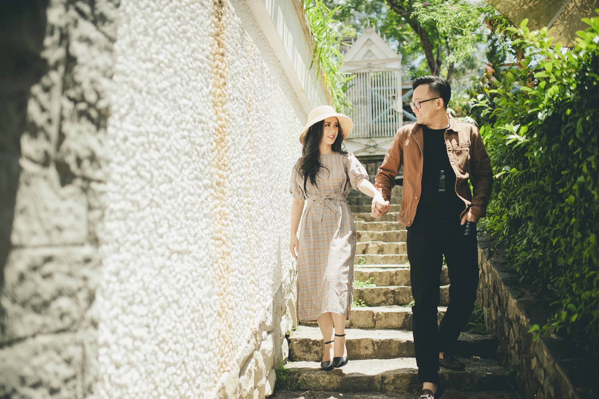 Hình ảnh nắm tay nhau cùng đi xuống cầu thang
