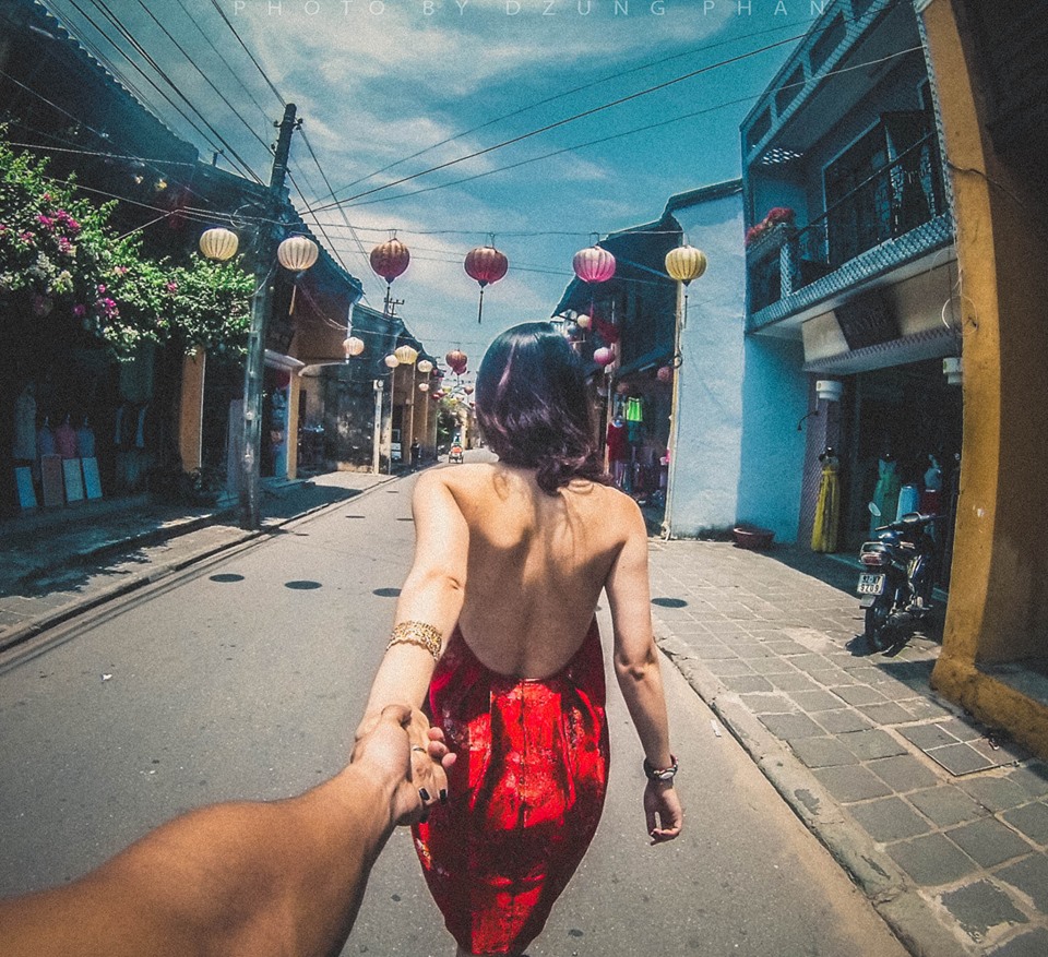 Nắm tay đưa anh đi khắp thế giới