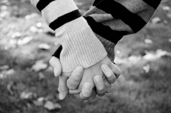 ảnh nắm tay nhau đen trắng