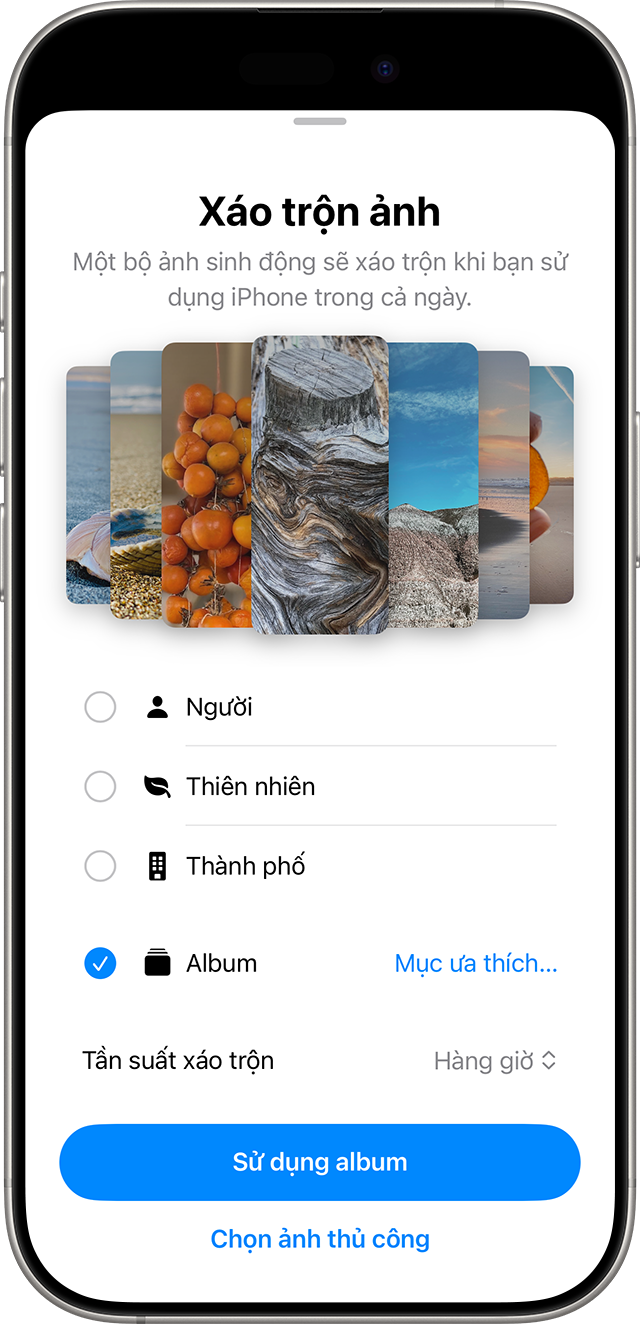 Màn hình iPhone hiển thị cài đặt Xáo trộn ảnh có dấu kiểm màu xanh lam cạnh văn bản: Album Mục ưa thích, phần tiếp theo có văn bản: Tần suất xáo trộn Hàng giờ