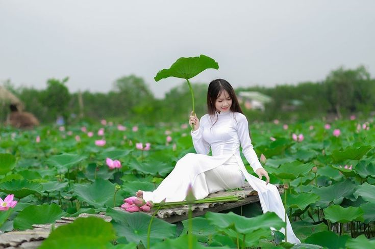 Áo dài với hoa sen đầy thơ mộng