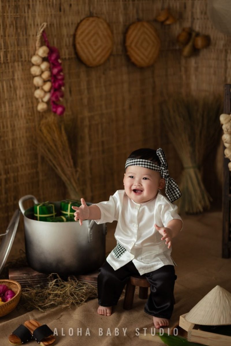 Chụp ảnh bé trai với các vật dụng nhà bếp và nguyên liệu nấu ăn