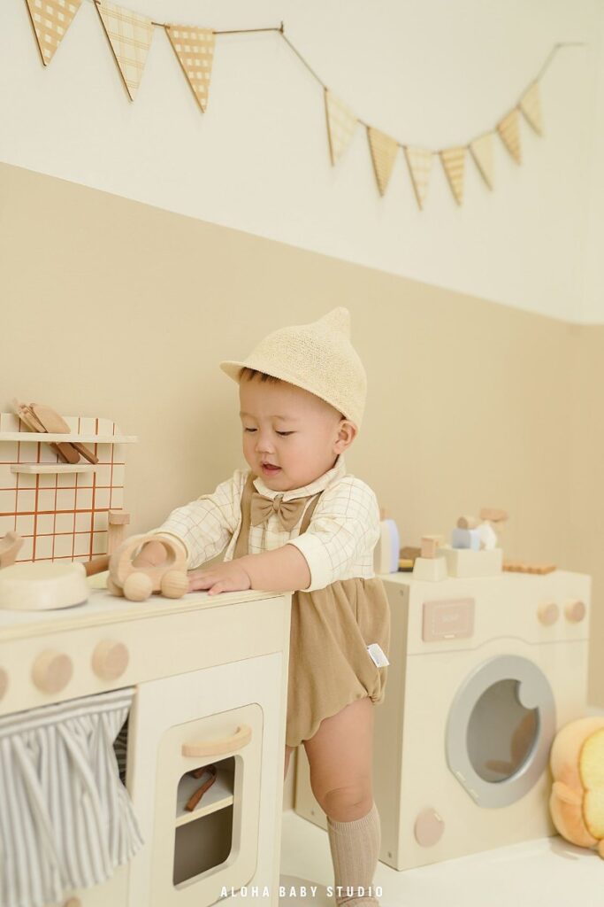 Oppa Hàn Quốc - Chụp ảnh bé trai mặc áo phông, quần jean và chơi đùa với bong bóng