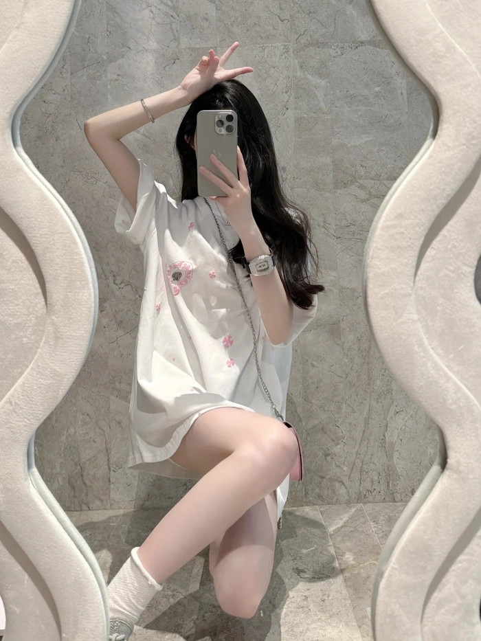 Thiếu nữ xinh đẹp selfie trước gương đầy cuốn hút với chiếc smartphone che khéo léo một phần gương mặt