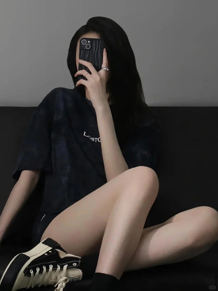 Một phong cách chụp ảnh cực chất của girl xinh với chiếc điện thoại che mặt cùng biểu cảm đầy cá tính