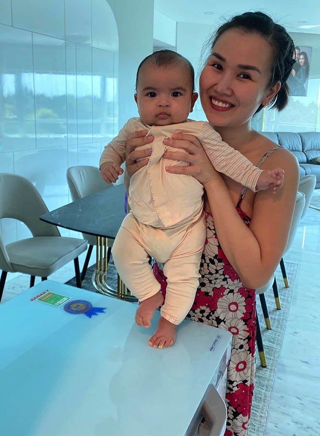 Võ Hạ Trâm khoe ảnh con gái không mặc đồ: Da ngăm từ đầu đến chân, người nần nẫn - 12