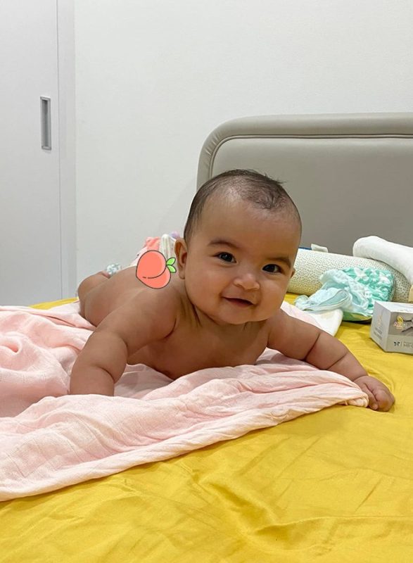 Võ Hạ Trâm khoe ảnh con gái không mặc đồ: Da ngăm từ đầu đến chân, người nần nẫn