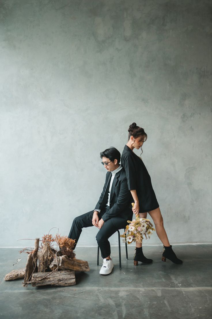 Ảnh cưới tựa vào vai nhau