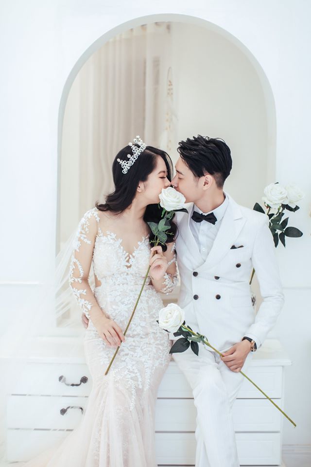 Tạo dáng chụp ảnh cưới đẹp trao nhau nụ hôn