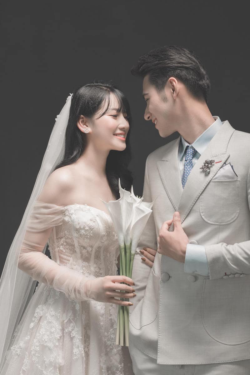 Chụp ảnh cưới hai người nhìn nhau