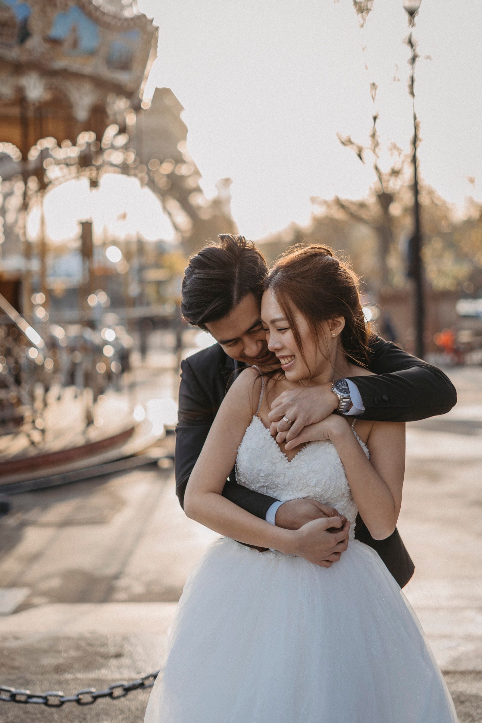 Dáng chụp ảnh cưới vòng tay ôm từ phía sau