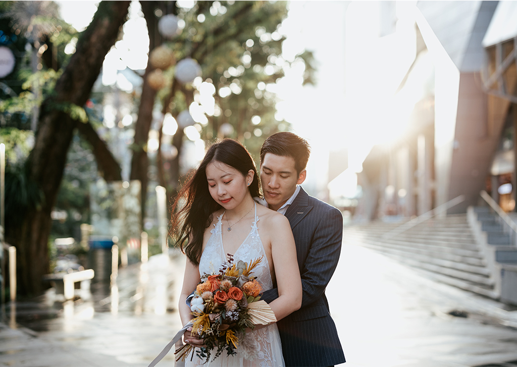 Tạo dáng chụp ảnh cưới đẹp ôm từ phía sau