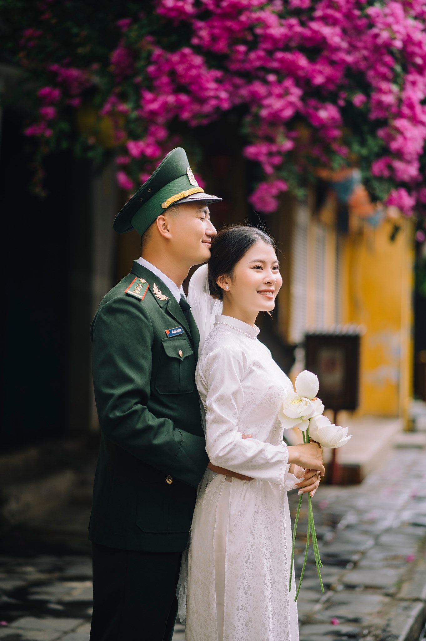 Tạo dáng chụp ảnh ôm từ phía sau