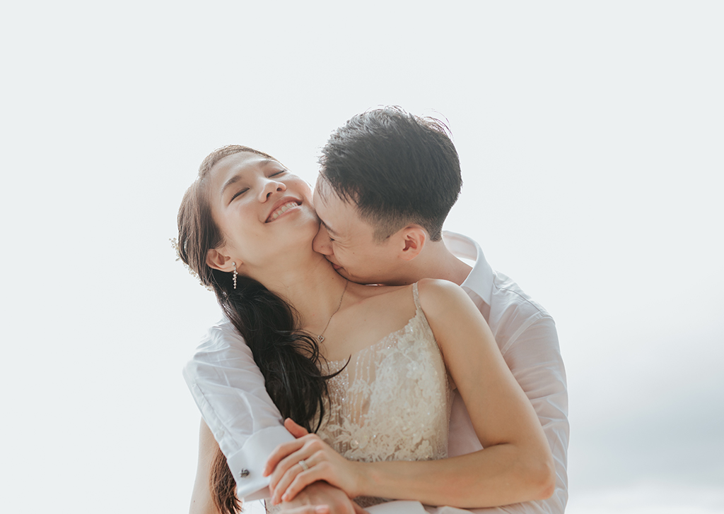 Chụp ảnh cưới dáng ôm từ sau