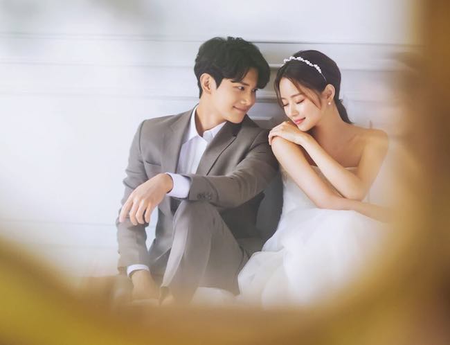 Ảnh cưới tựa dáng vào nhau đẹp