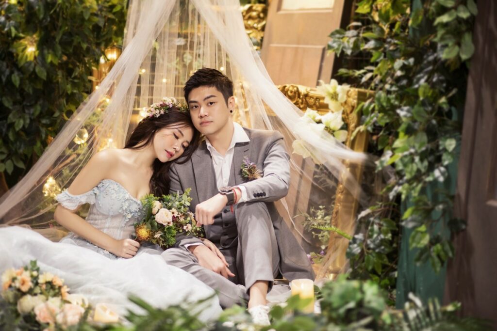 Tạo dáng chụp ảnh cưới khi ngồi