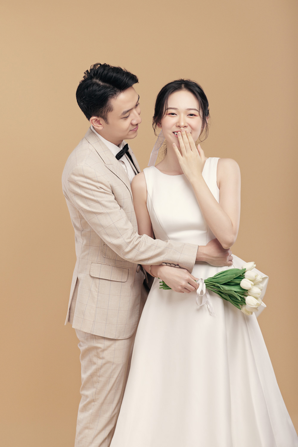 Tạo dáng chụp ảnh cưới kiểu trò chuyện 