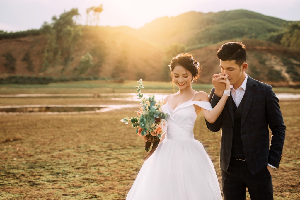 Ảnh cưới dáng trao nhau nụ hôn