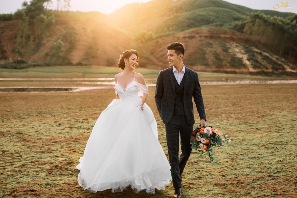 Tạo dáng chụp ảnh hai người nhìn nhau