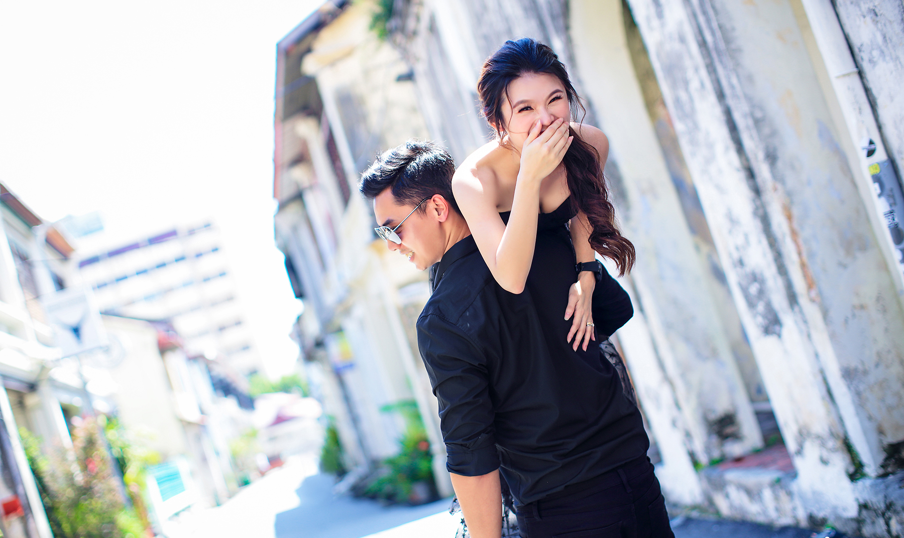 Ảnh cưới kiểu chú rể bế, cõng cô dâu