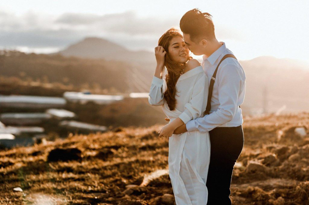 Tạo dáng vòng tay ôm từ phía sau