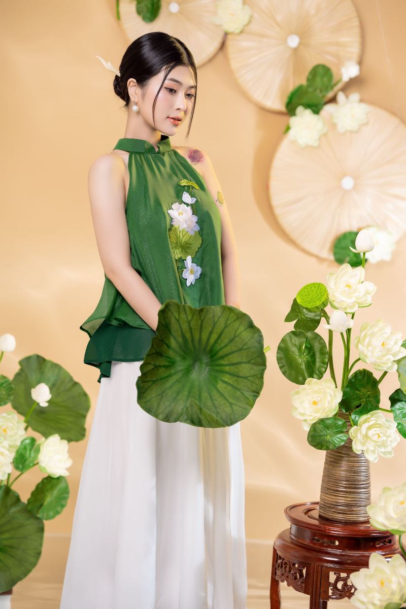 Tạo dáng chụp ảnh hoa sen được ôm trước ngực