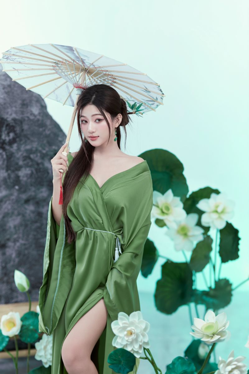 Tạo dáng chụp sen dùng hoa hoặc lá sen che 1 bên mặt