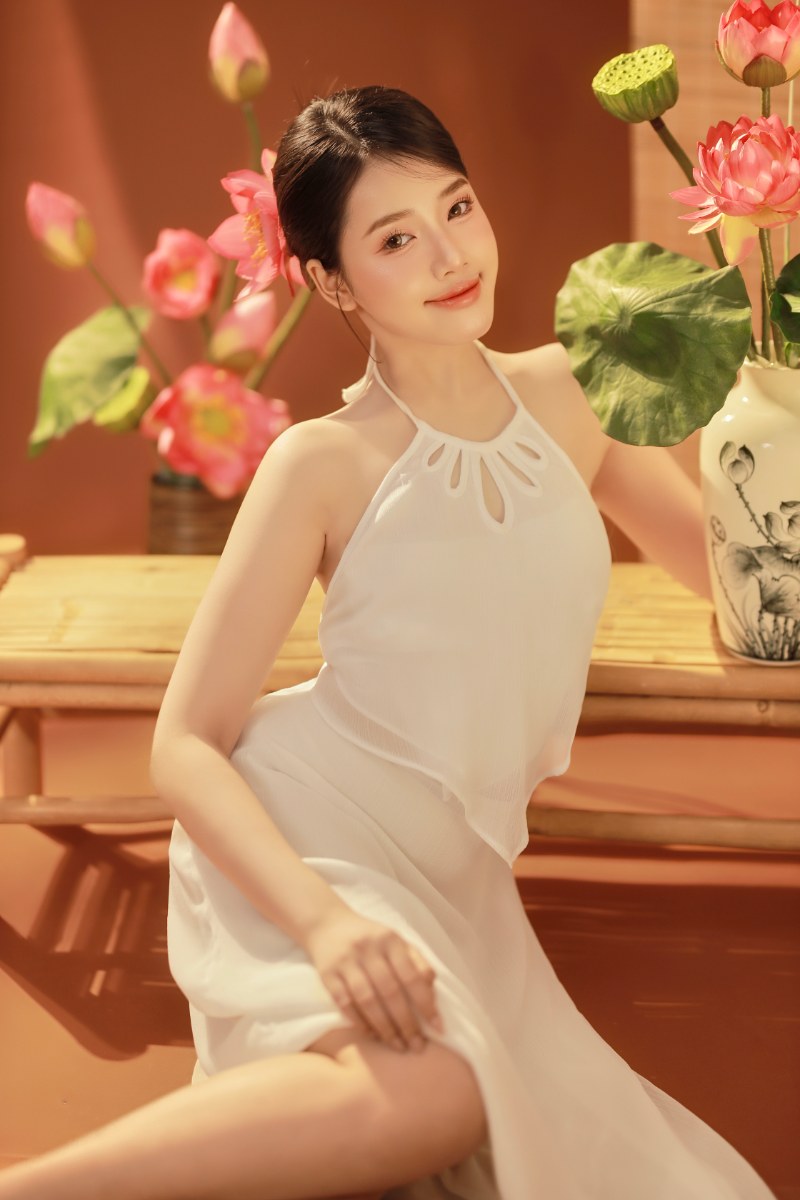 Chụp hình hoa sen sử dụng hoa hoặc nón lá che ngang đầu