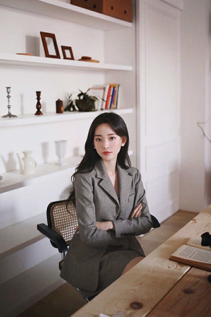 Dáng pose năng động bên bàn làm việc
