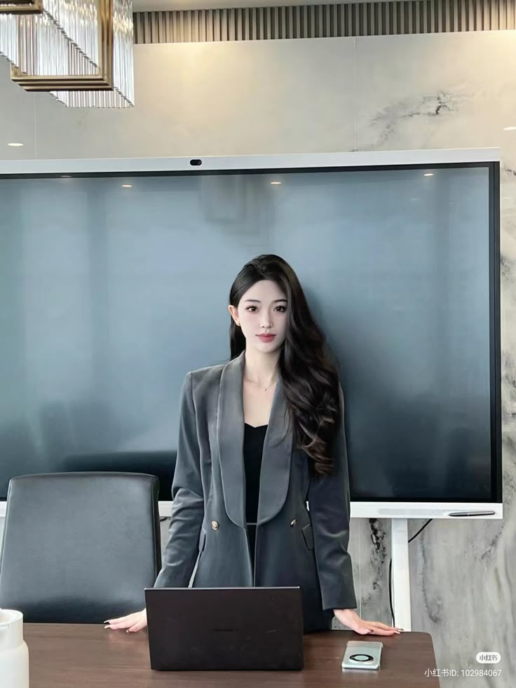 Khoảnh khắc sáng tạo giữa không gian công sở