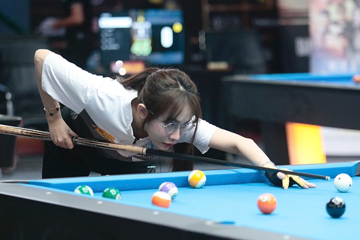 Tuyết Anh sẽ có trận play-off quan trọng với một hot girl khác là Nguyễn Trà My trong ngày 10/1 để tranh vé đi tiếp vào vòng 1/16.