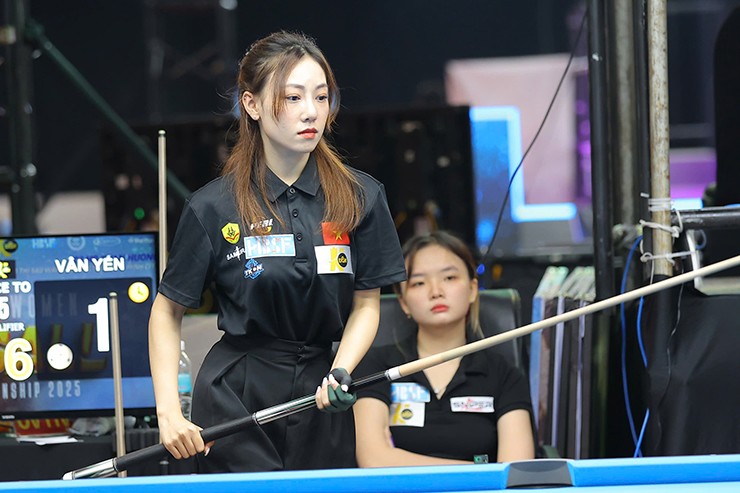 Một cái tên khác cũng nhận sự rất nhiều sự quan tâm chính là Hoàng Vân Yến. Nữ cơ thủ 22 tuổi có biệt danh “Yến Xôi” là hot girl nổi tiếng của làng bi-a Hà Nội.