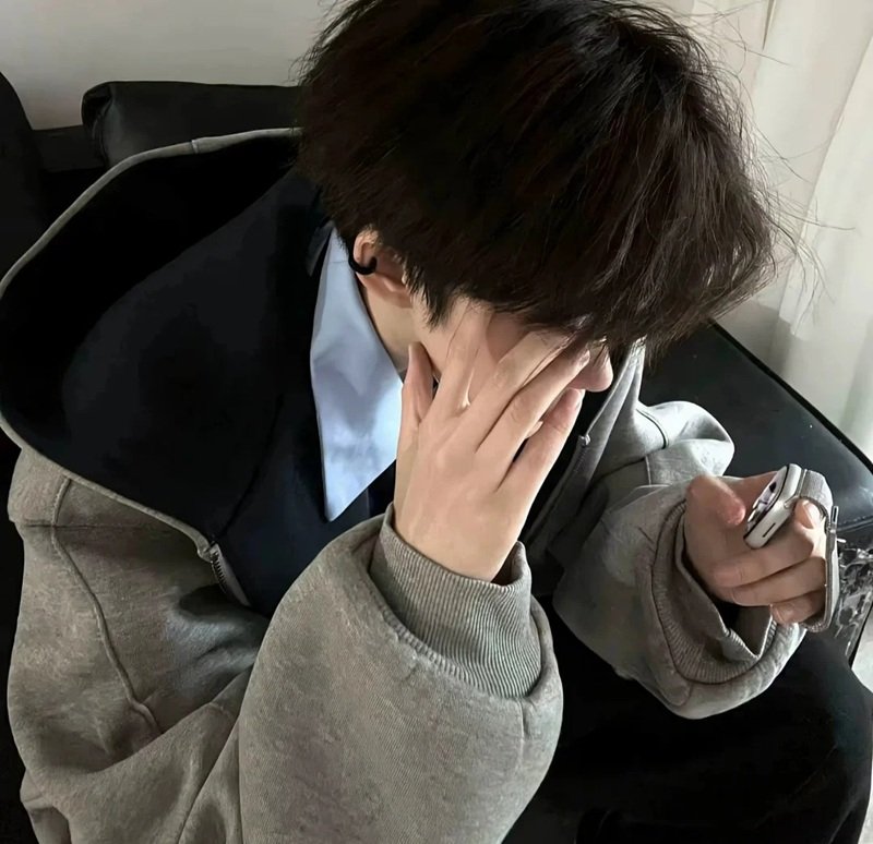 Avatar ảnh trai đẹp che mặt trước gương.