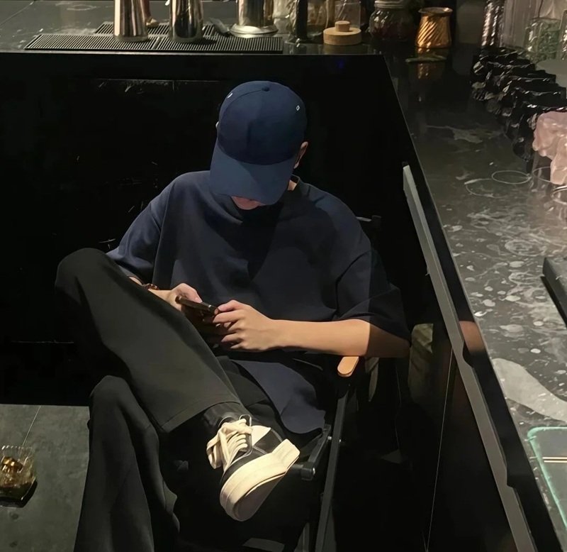 Hot boy che mặt bằng điện thoại ngầu.