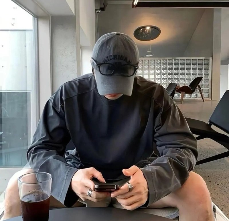 Hình avatar ảnh trai đẹp che mặt.