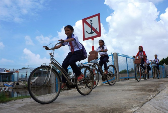 Nhịp sống làng chài bên bờ Biển Tây.