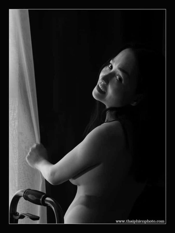 Nữ nhà văn 'Tin vào điều tử tế' chụp ảnh nude thể hiện khát vọng sống