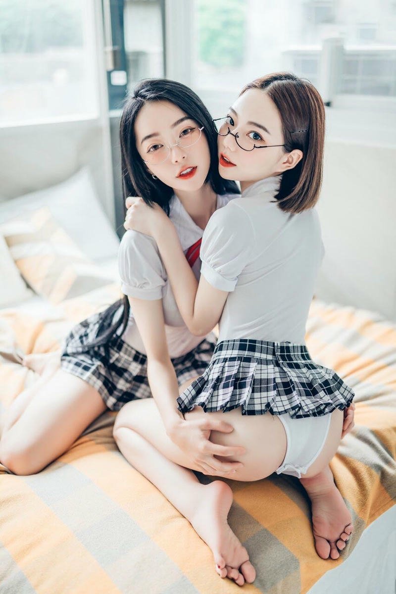 Bộ ảnh sex les gái xinh mặt xinh body hot