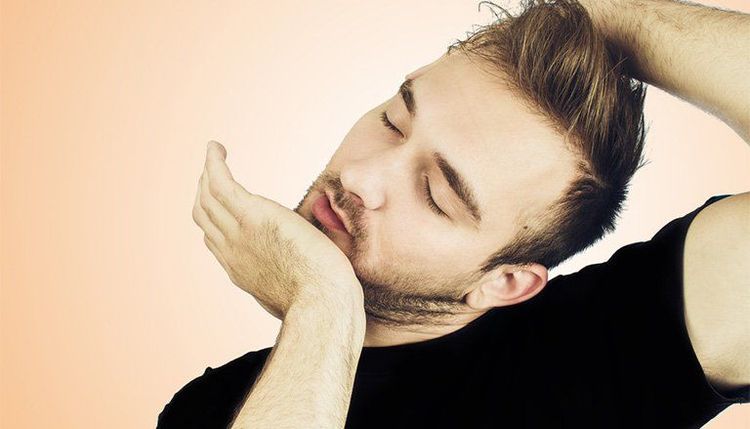 Hãy dừng ngay thói quen bẻ cổ, lắc cổ kêu răng rắc