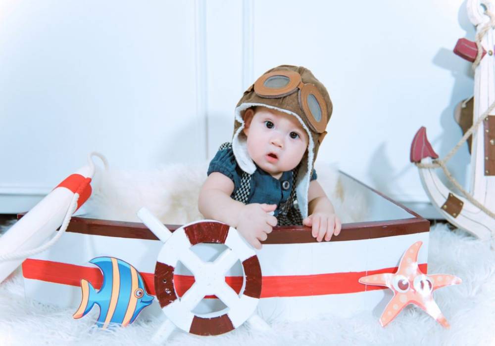 Dõi theo ánh nhìn của trẻ - ý tưởng chụp ảnh sinh nhật cần thiết