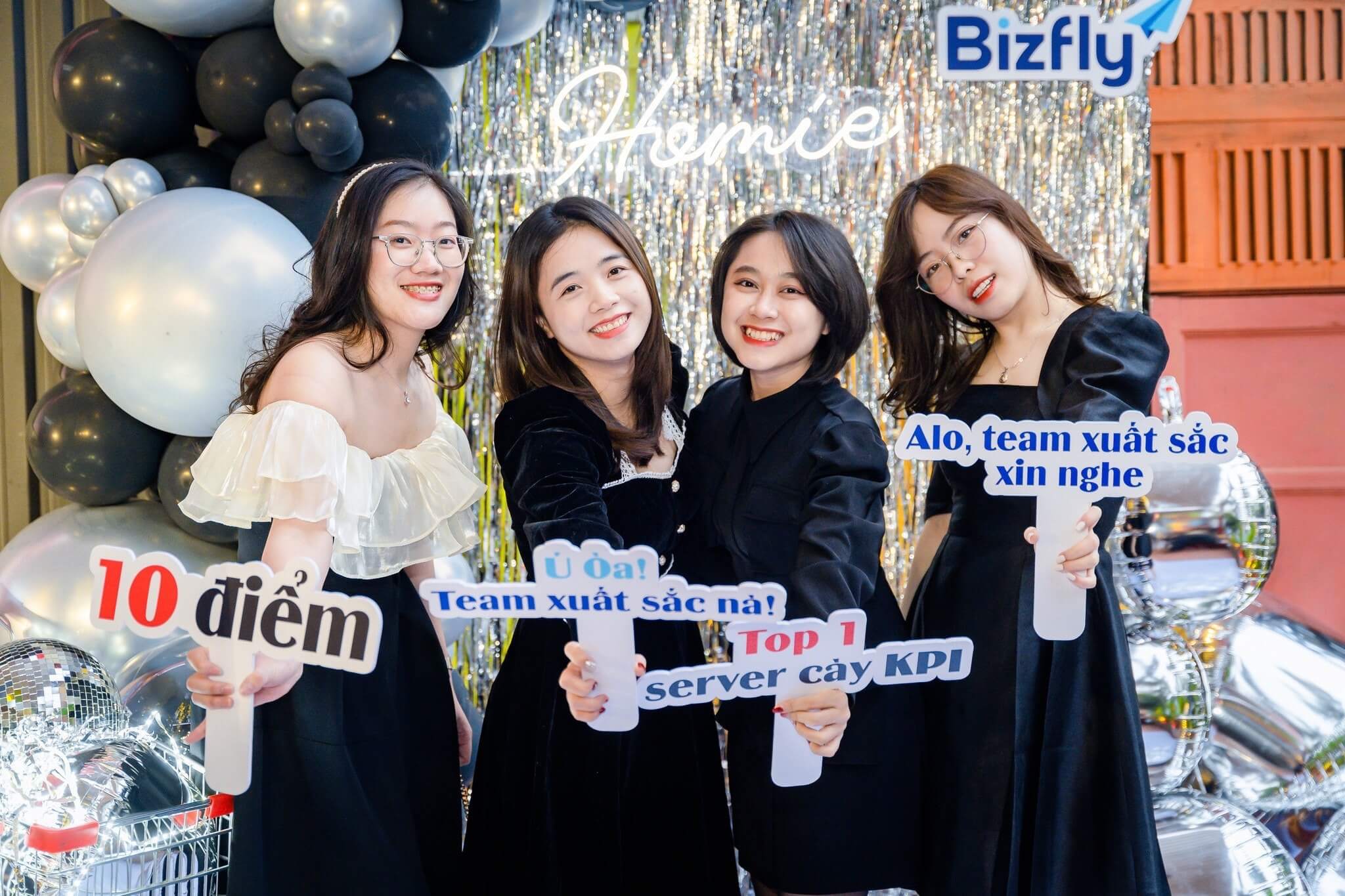 Biển hashtag cầm tay chụp ảnh