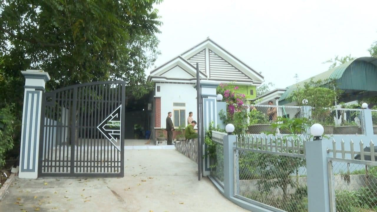 Khởi tố, bắt tạm giam đối tượng uống rượu say, chém vợ và con gái -0