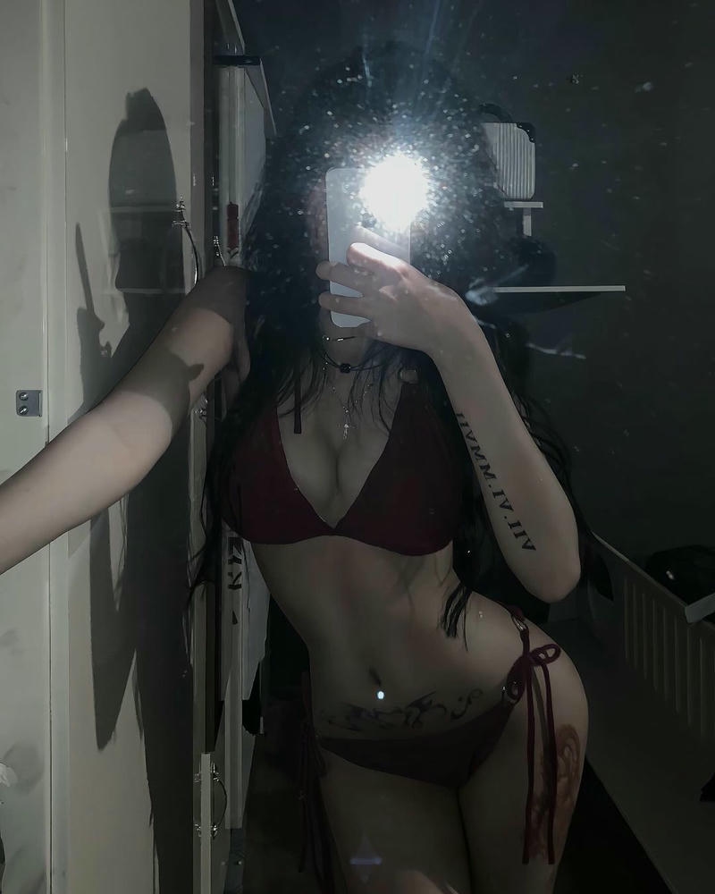 Gái mặc bikini trong nhà tạo dáng tự nhiên nhẹ