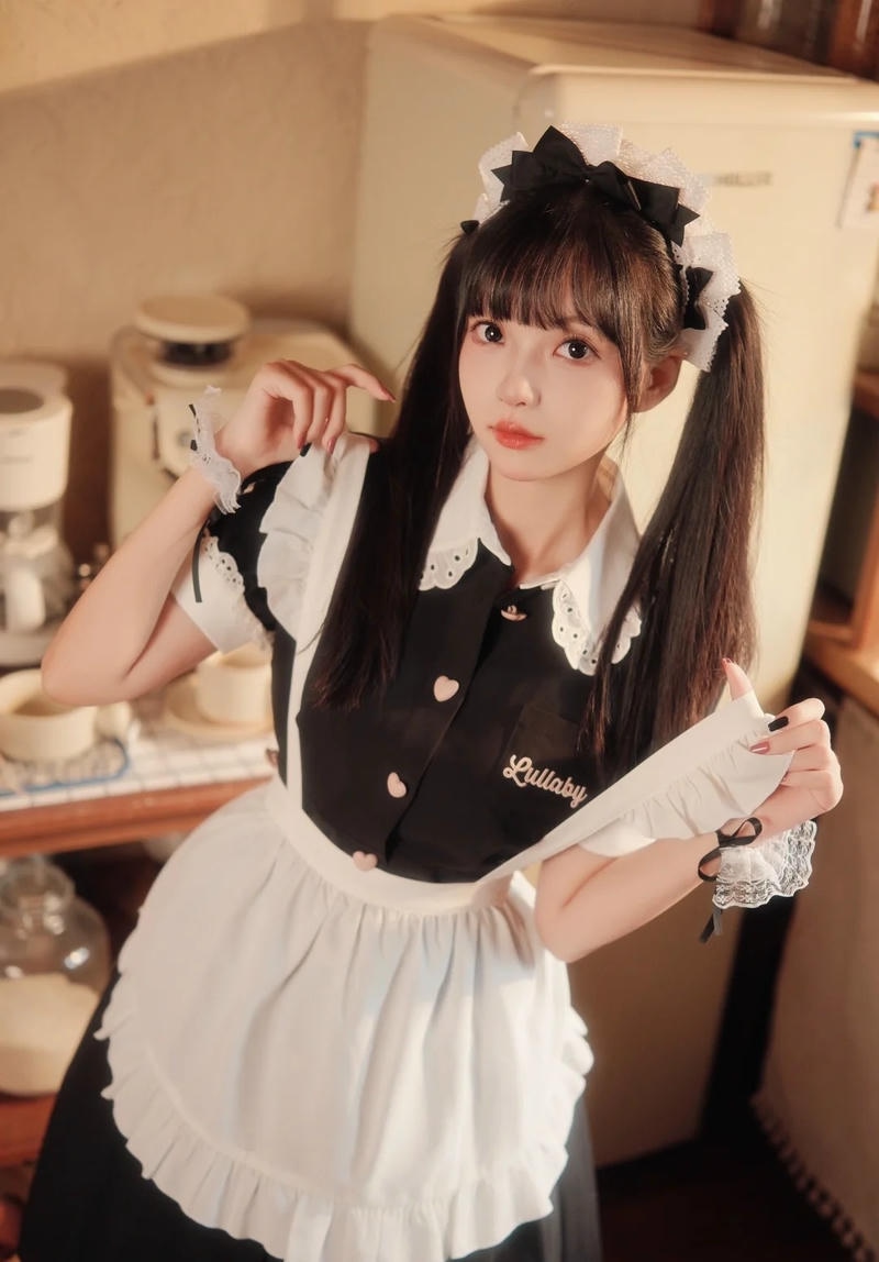 Cosplay maid girl với kiểu váy ngắn dễ thương
