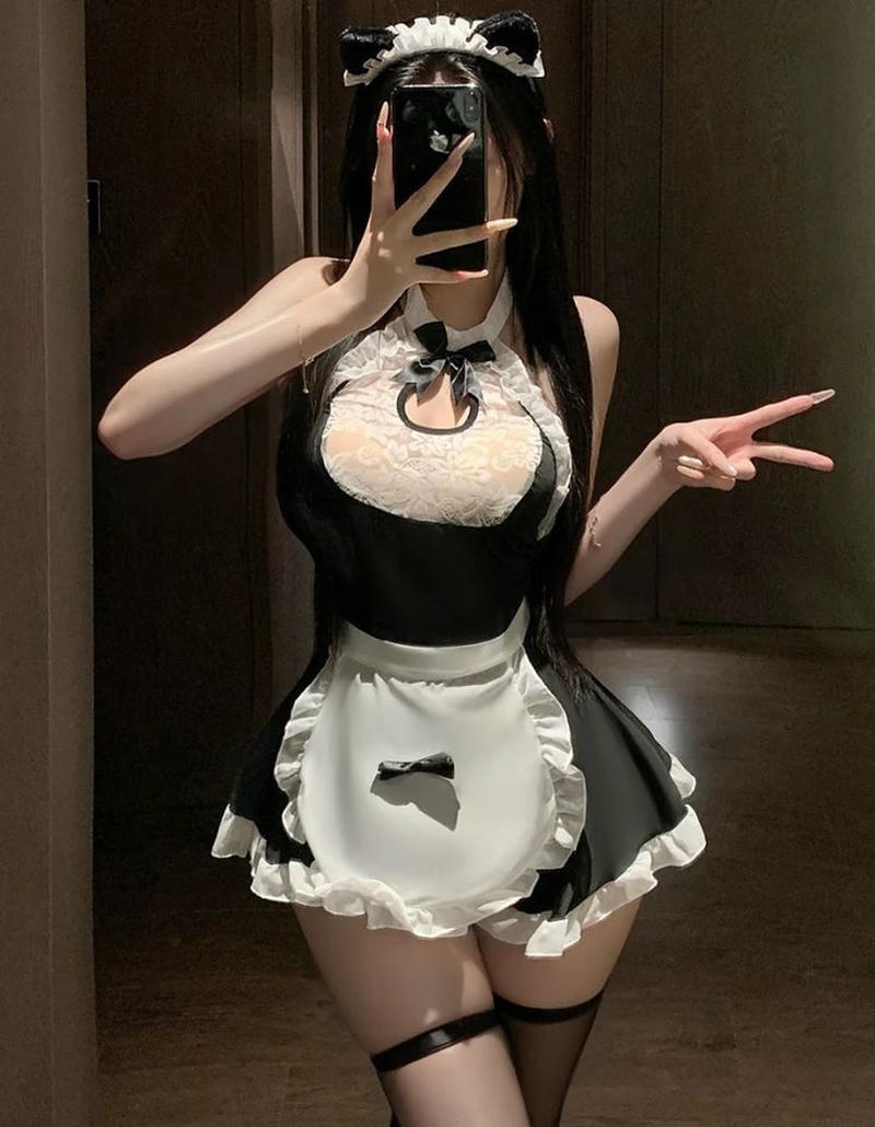 Gái xinh mặc đồ hầu gái phong cách cosplay dễ thương
