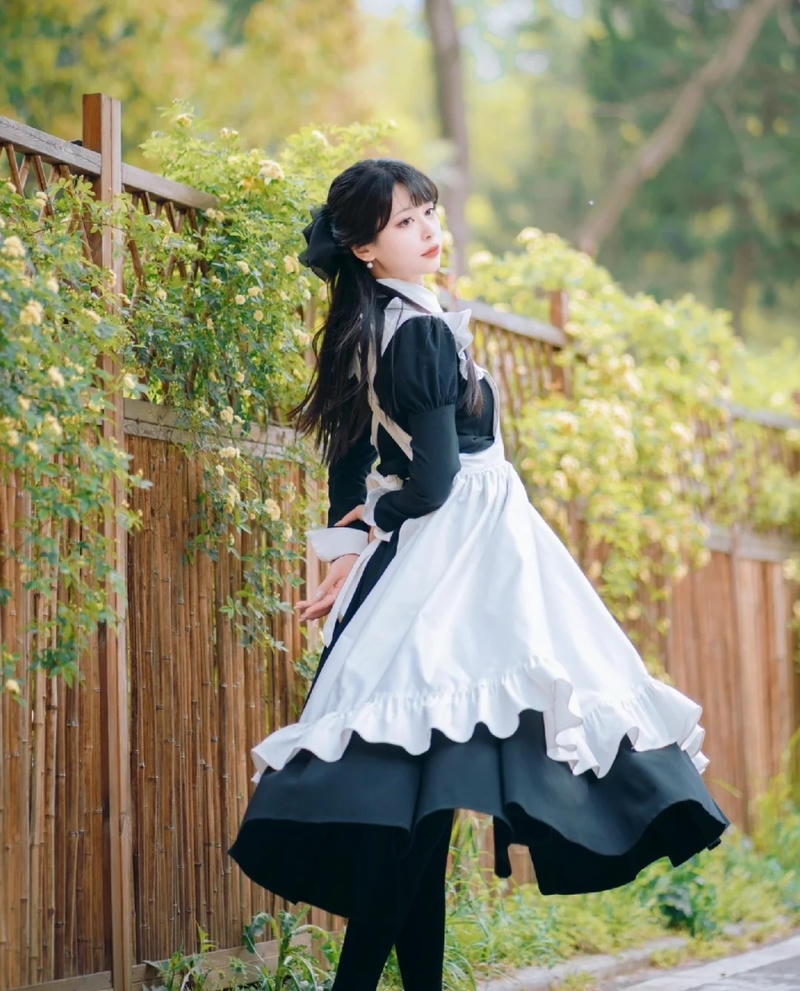 Outfit hầu gái cổ điển mang vibe anime nhẹ nhàng